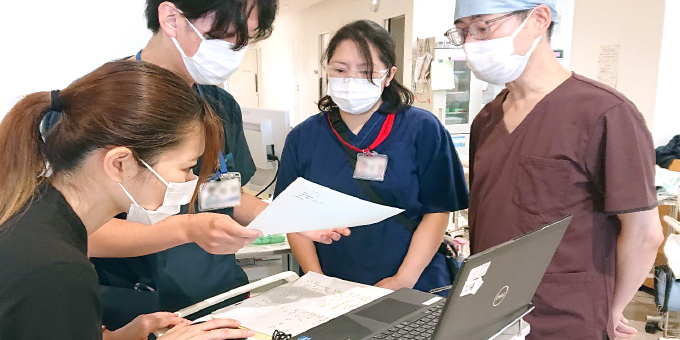 術後疼痛ラウンドで手術看護認定看護師が参加している様子の写真