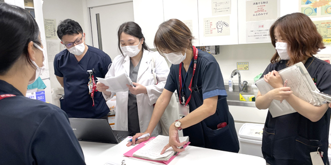 緩和ケアラウンドで緩和ケア認定看護師が活躍している様子の写真