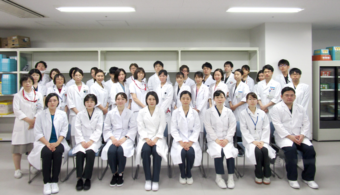 兵庫県立尼崎総合医療センター薬剤部フタッフ集合写真